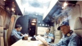 Pierwsi ludzie, którzy wylądowali na Księżycu, w mobilnym obiekcie kwarantanny w Centrum Kosmicznym im. Johna F. Kennedy’ego na Florydzie. Od lewej astronauci Apolllo 11: Michael Collins, Edwin E. Aldrin Jr. i Neil A. Armstrong odprężają się po udanej misji. W tej przyczepie ich kwarantanna trwała 88 godzin, a odbywała się na pokładzie statku ratowniczego USS Hornet - zdjęcie 13